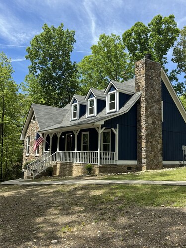 Charming Family Cottage • Sleeps 9 • 3 Private Acres • 7 Miles to Auburn