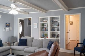 Smart TV, chimenea, libros y oficina 