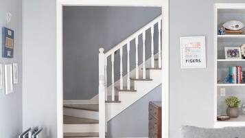 TV connectée, cheminée, livres, espaces bureaux