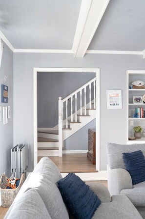 تلفزيون ذكي، مدفأة، كُتُب، مكتب