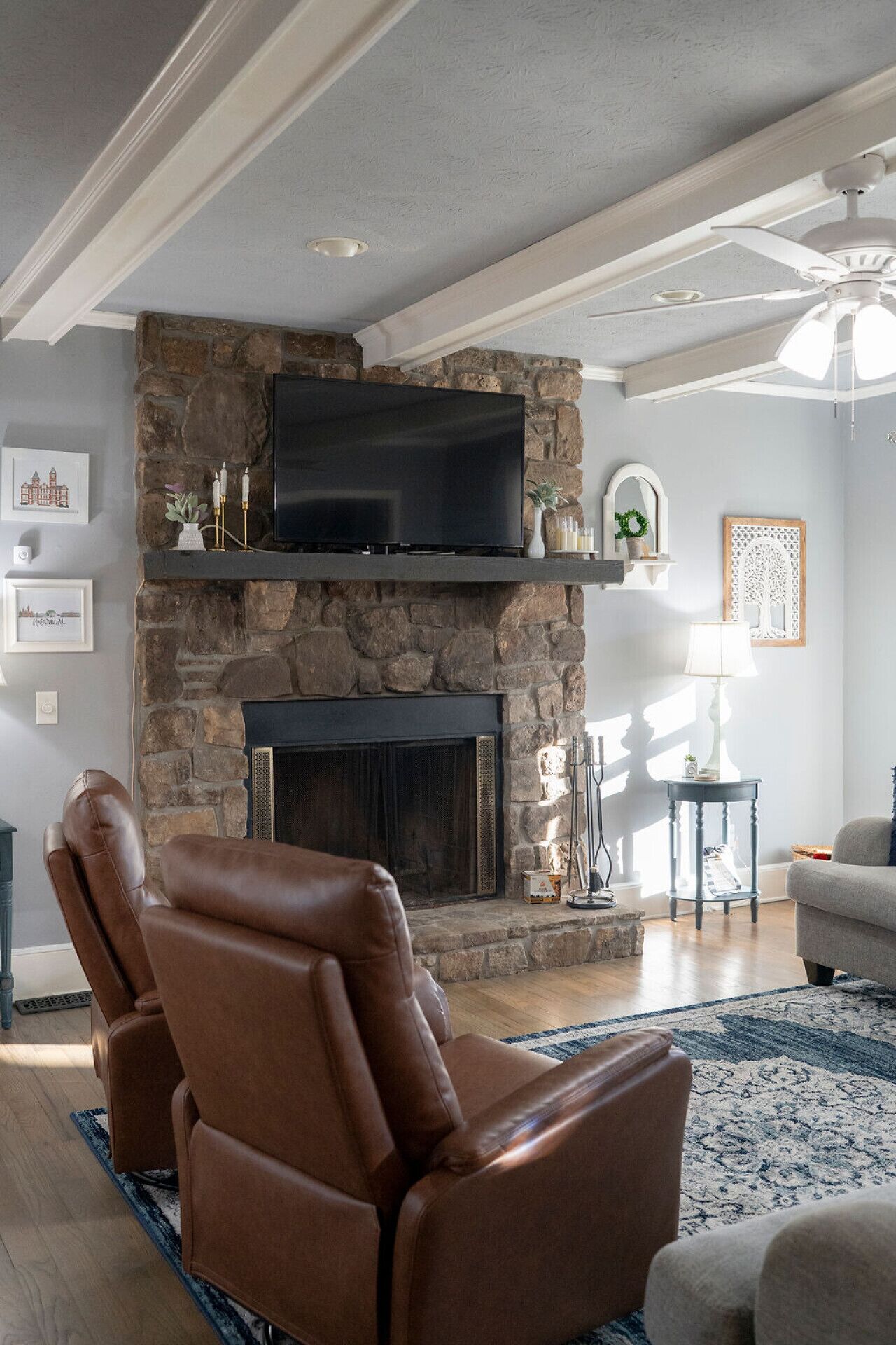 TV connectée, cheminée, livres, espaces bureaux