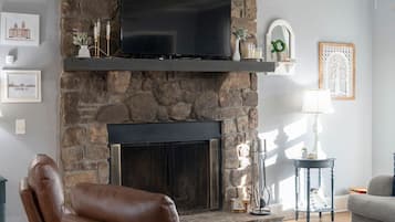 TV connectée, cheminée, livres, espaces bureaux