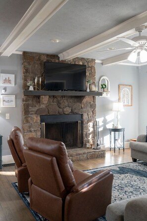 تلفزيون ذكي، مدفأة، كُتُب، مكتب