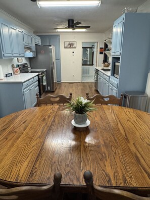 ثلاجة، ميكروويف، فرن، موقد طهي مسطح