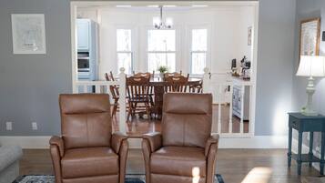 TV connectée, cheminée, livres, espaces bureaux