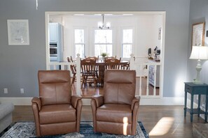 تلفزيون ذكي، مدفأة، كُتُب، مكتب