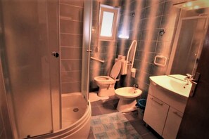 Douche, séchoir à cheveux, serviettes fournies