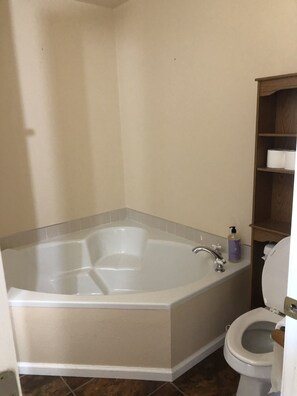 Badewanne, Whirlpool, Handtücher, Seife