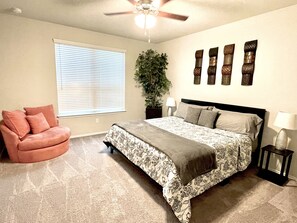 4 chambres, bureau, fer et planche à repasser, lit de bébé portatif