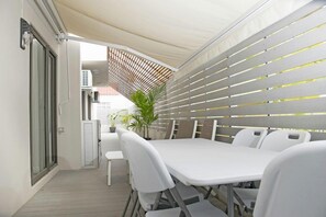 Outdoor dining - Modern 2-Bed Sleeps 4 with Balcony (Grand Baie)