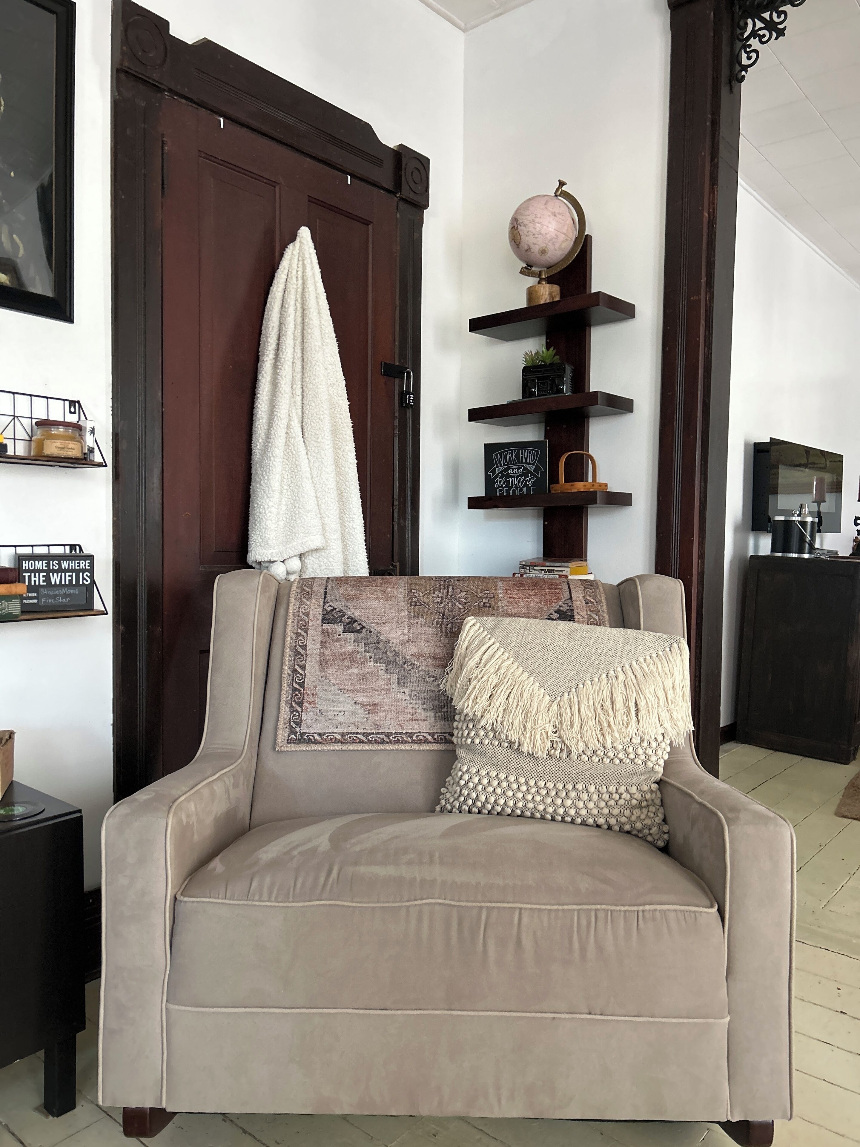 TV connectée, cheminée, livres