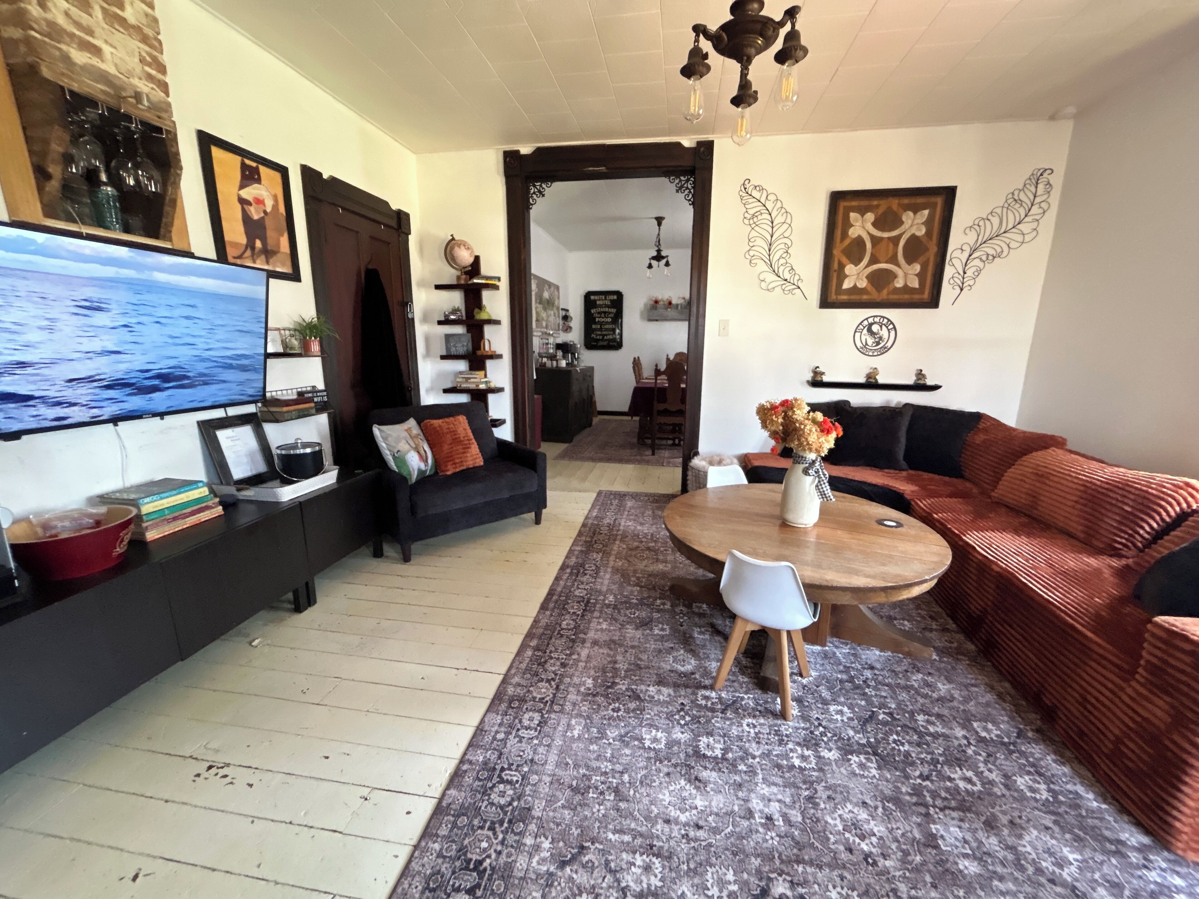 TV connectée, cheminée, livres