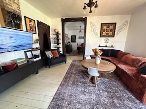 Smart-TV, Kamin, Bücher