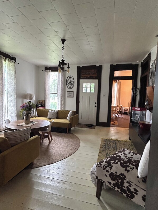 Téléviseur connecté, foyer, livres