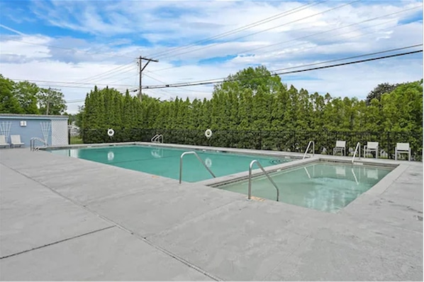 Inomhuspool och en säsongsöppen utomhuspool