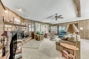 TV, fireplace - Ruidoso Cabin ~ 2 Mi to Alto Lake! (Ruidoso)