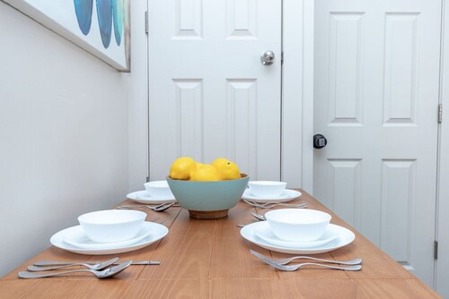 Cheery & Comfortable Apartment Near Downtown – Ideal for Extended Stays