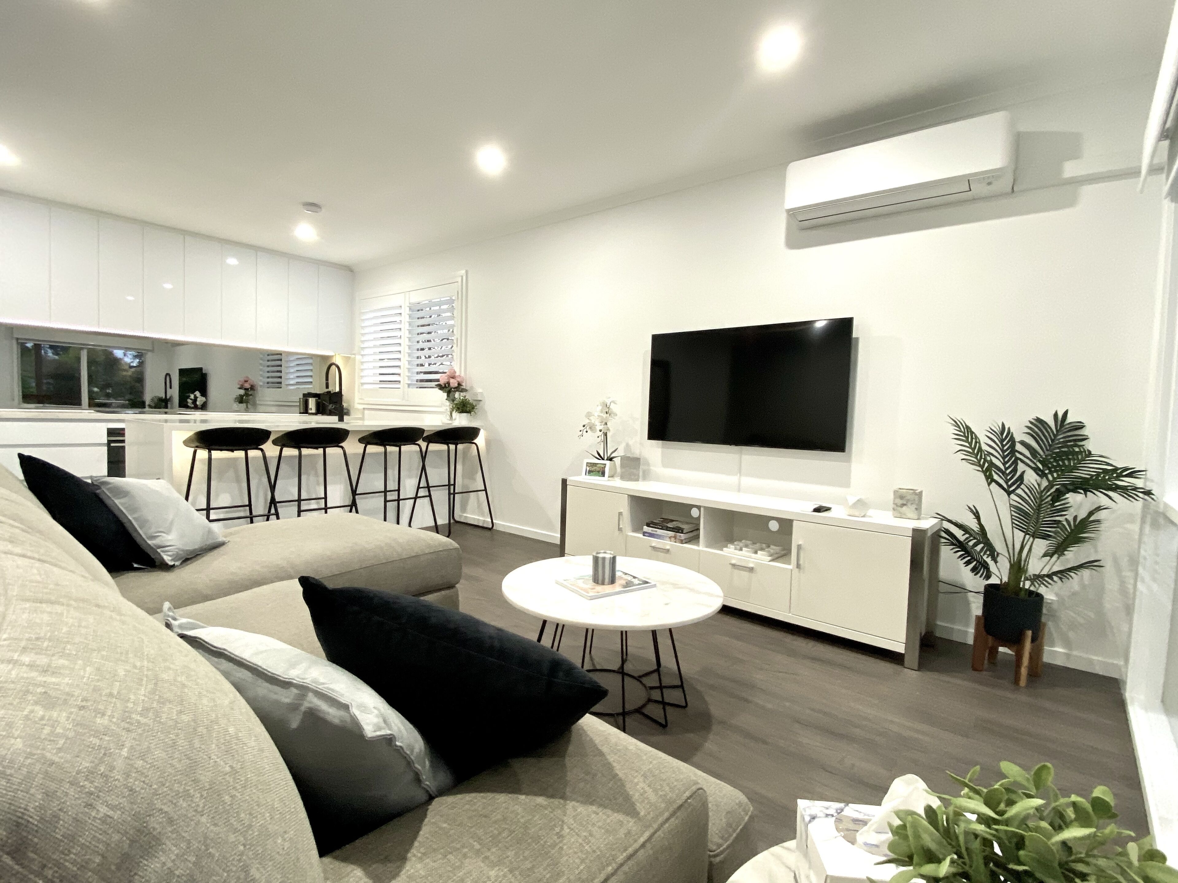 **Luxury 2BR APT - Pool/Sauna/Wifi/Shops — image 12