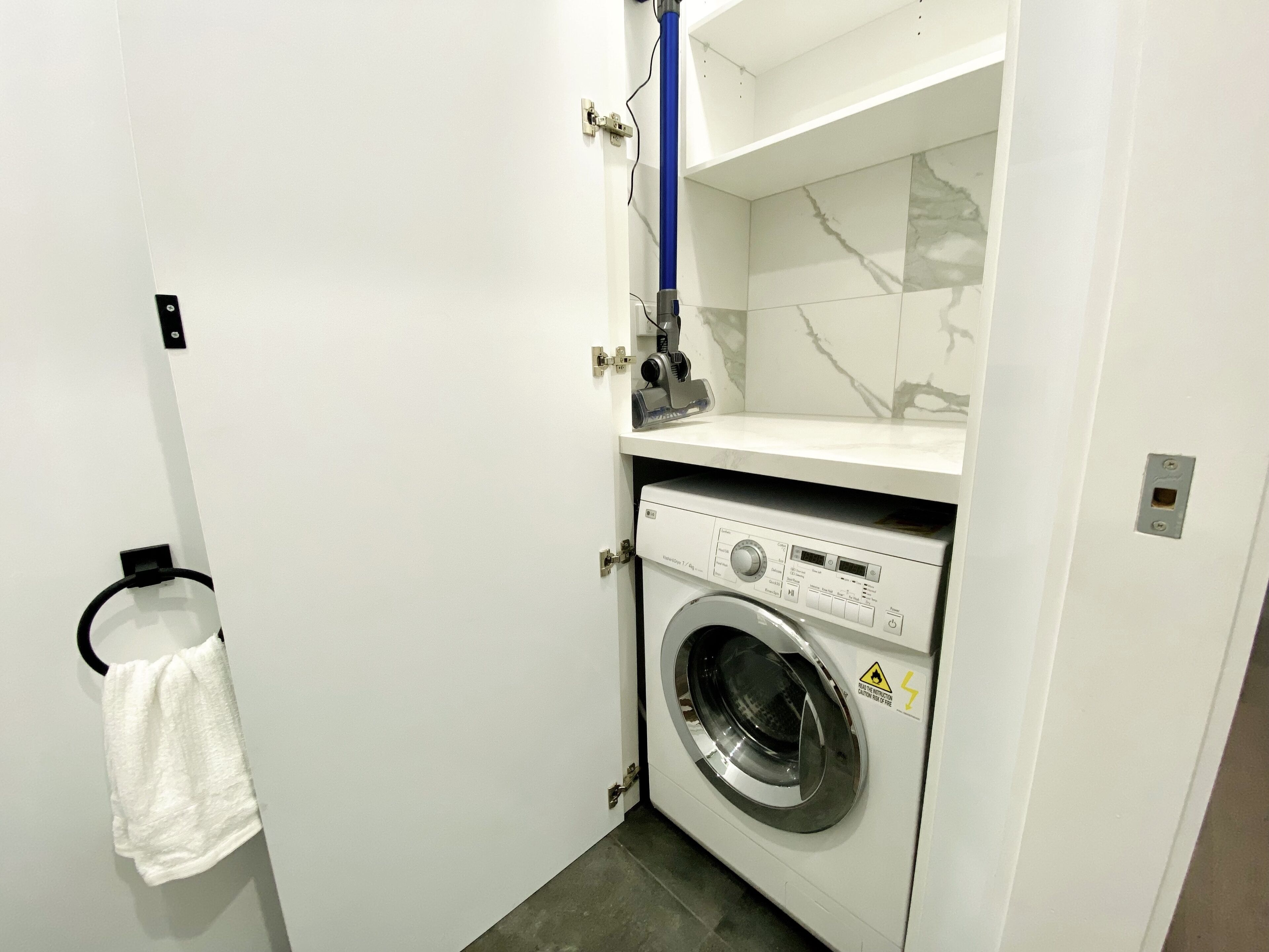 **Luxury 2BR APT - Pool/Sauna/Wifi/Shops — image 15