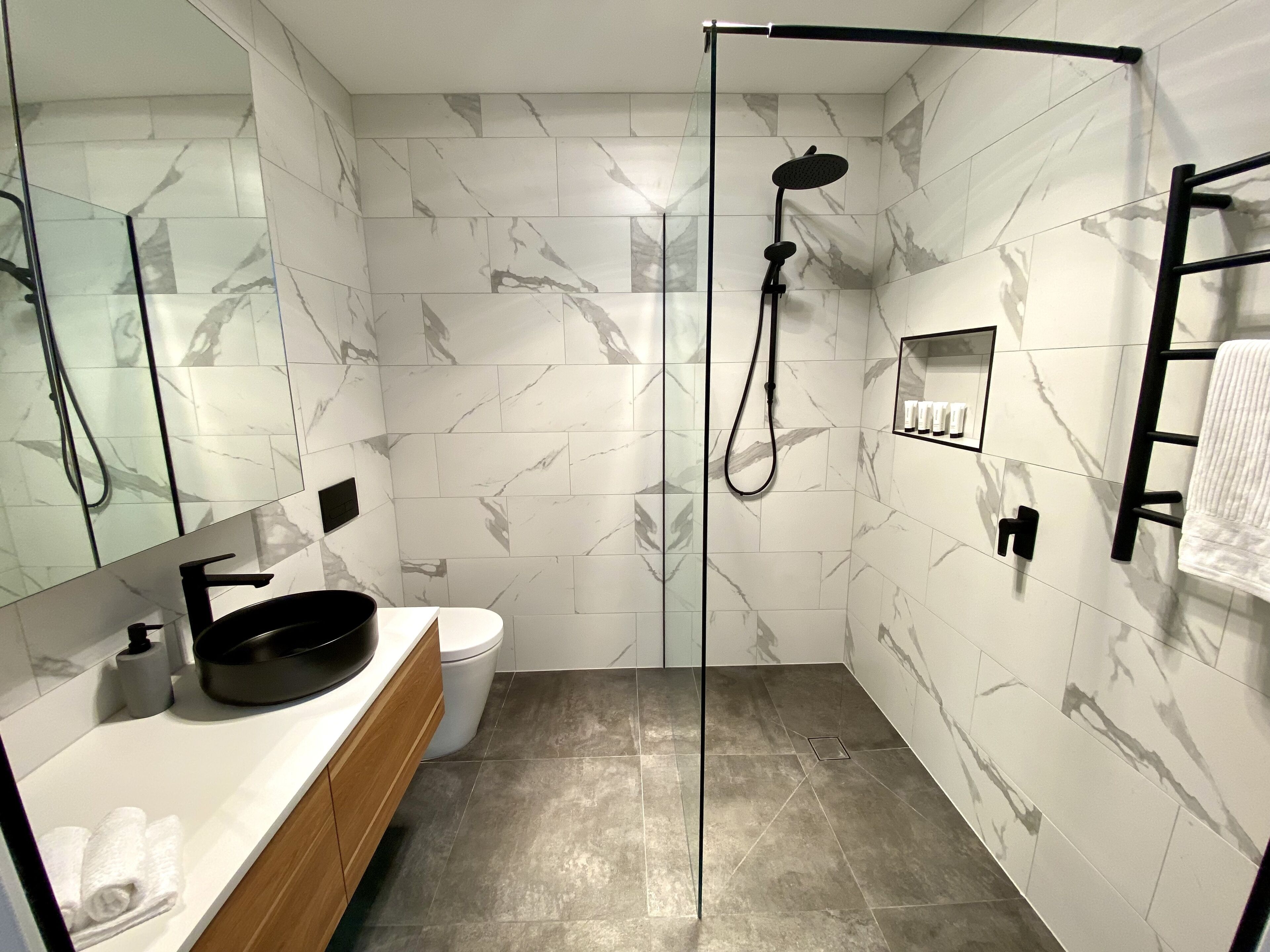 **Luxury 2BR APT - Pool/Sauna/Wifi/Shops — image 10