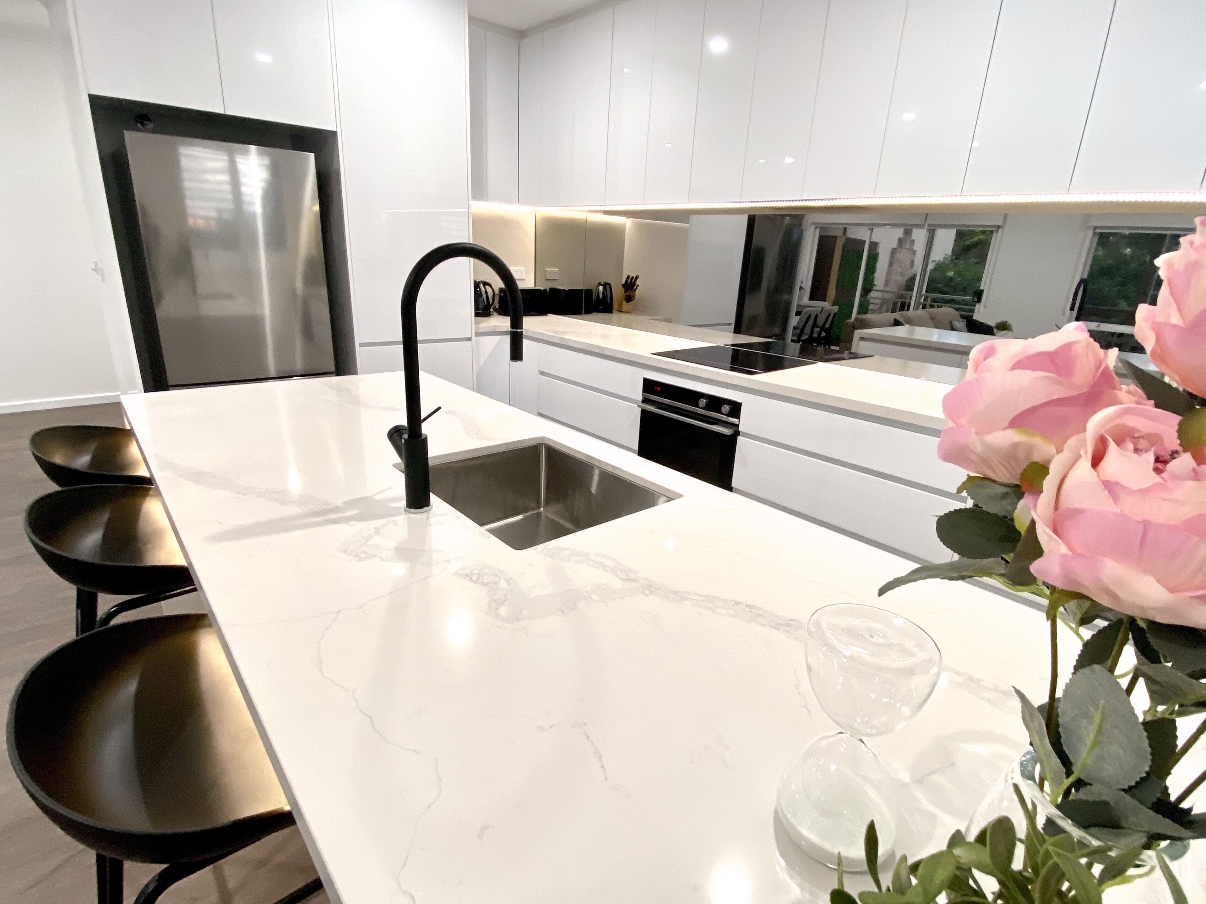 **Luxury 2BR APT - Pool/Sauna/Wifi/Shops — image 7