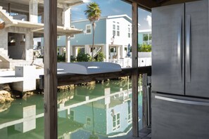 Property grounds - Anchor's Away: Discover Charm on the Canal, Swift Atlantic Access, Dockage & Above Ground Pool Await (Marathon)