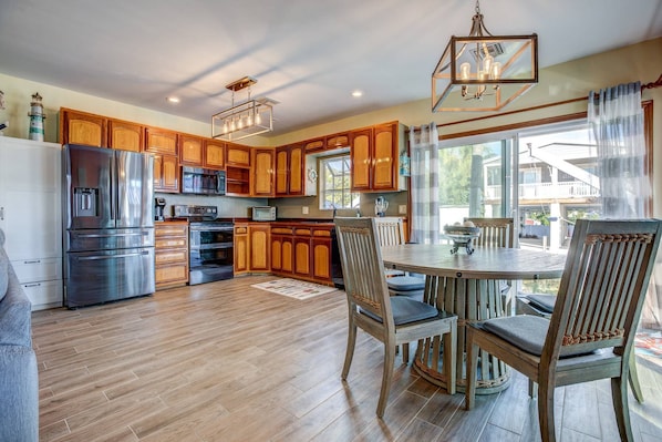 Fridge, microwave, dishwasher, coffee/tea maker - Anchor's Away: Discover Charm on the Canal, Swift Atlantic Access, Dockage & Above Ground Pool Await (Marathon)