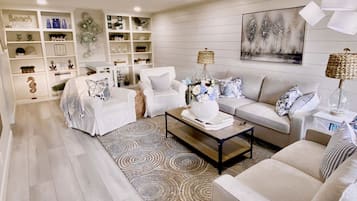 Smart-tv, een open haard, een computerscherm en een printer