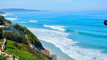 Beach nearby, sun-loungers, beach towels