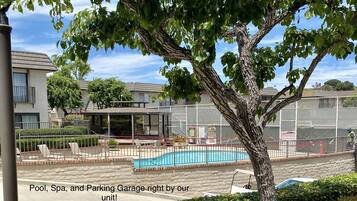 Een buitenzwembad en een verwarmd zwembad