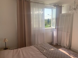 5 chambres, fer et planche à repasser, Wi-Fi, draps fournis