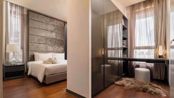 Een moderne slaapkamer met een groot bed, een houten hoofdeinde, een bureau met een lamp en een glazen scheidingswand.