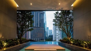 Piscina interior moderna con vistas despejadas a edificios altos cercanos.