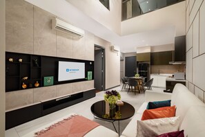 套房, 3 间卧室 (Wyndham, Duplex) | 起居区 | 49-英寸智能电视 （配备数码频道）、电视