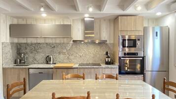 Een koelkast, een magnetron, een oven, een vaatwasser