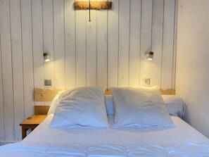 3 habitaciones, tabla de planchar con plancha y cuna de viaje