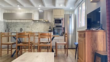 Een koelkast, een magnetron, een oven, een vaatwasser