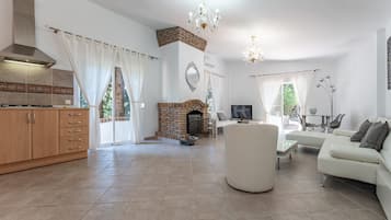 Tv, eldstad, dvd-spelare och en stereo