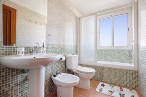 Een bad, een haardroger, handdoeken