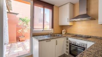 Een koelkast, een microgolfoven, een oven, een kookplaat