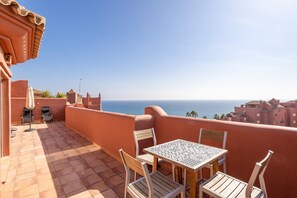 Outdoor dining - Apartmento en Torrox Costa with Mountain View, Sea View, Pool, Jacuzzi, Wi-Fi, A/C, Terrace & Garden (Torrox Costa)