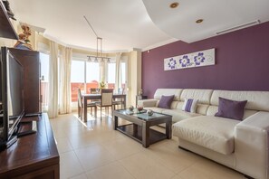 TV, DVD player - Apartmento en Torrox Costa with Mountain View, Sea View, Pool, Jacuzzi, Wi-Fi, A/C, Terrace & Garden (Torrox Costa)