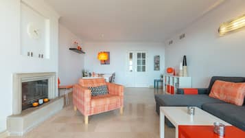 Televisión, reproductor de DVD, estéreo