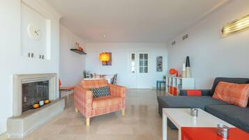 Televisie, een dvd-speler en een stereo