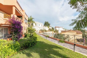 Property grounds - Apartment Fuengirola Hills with Seaview, Mountain View, Pool, Wi-Fi, Garden & Terrace (Fuengirola)