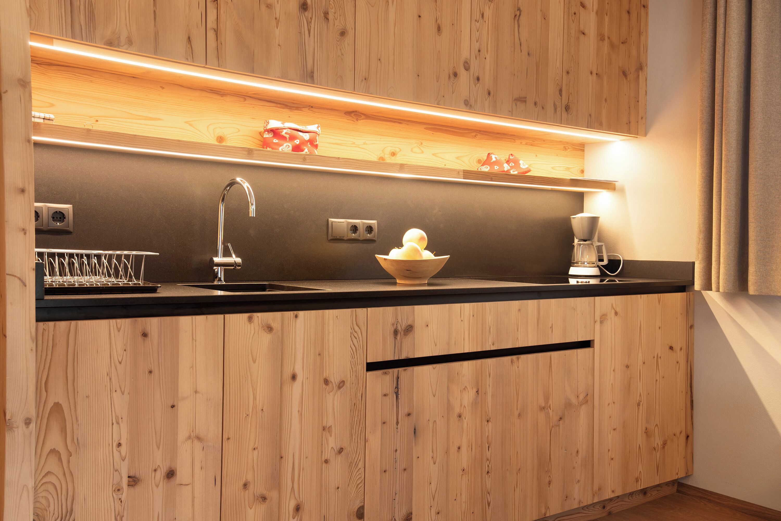 Frigorifero, microonde, piano cottura, lavastoviglie