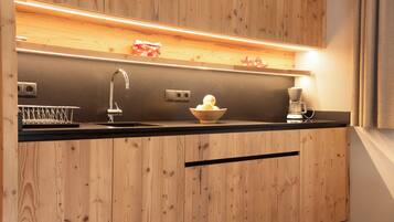 Een koelkast, een magnetron, een kookplaat, een vaatwasser