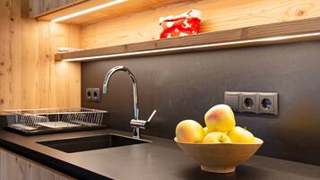 Frigorifero, microonde, piano cottura, lavastoviglie