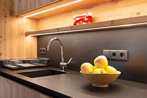 Frigorifero, microonde, piano cottura, lavastoviglie