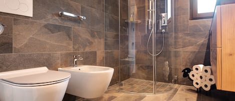 Shower, free toiletries, hair dryer, towels